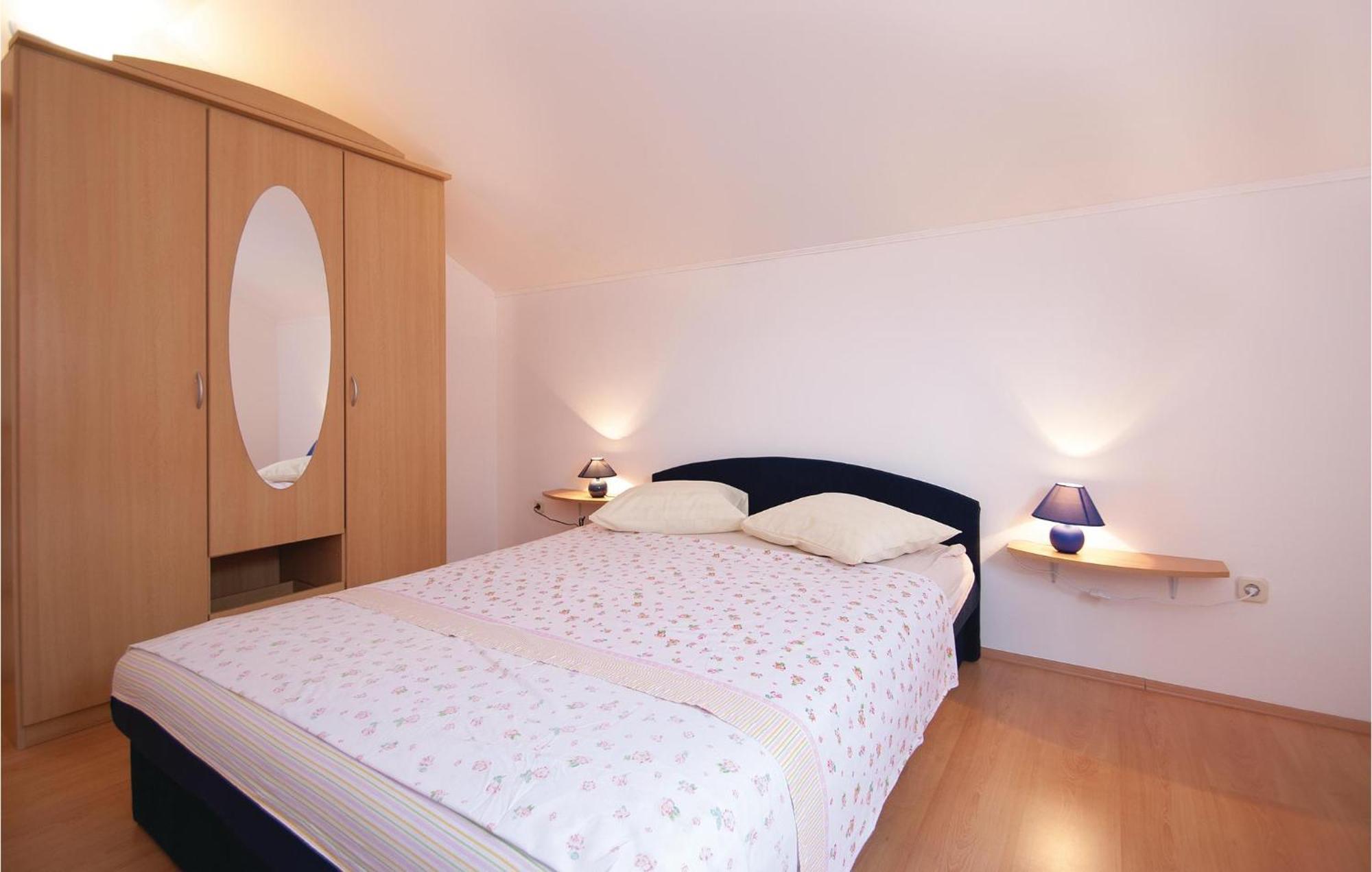Lovely Apartment In Rovinj With Kitchen Eksteriør billede
