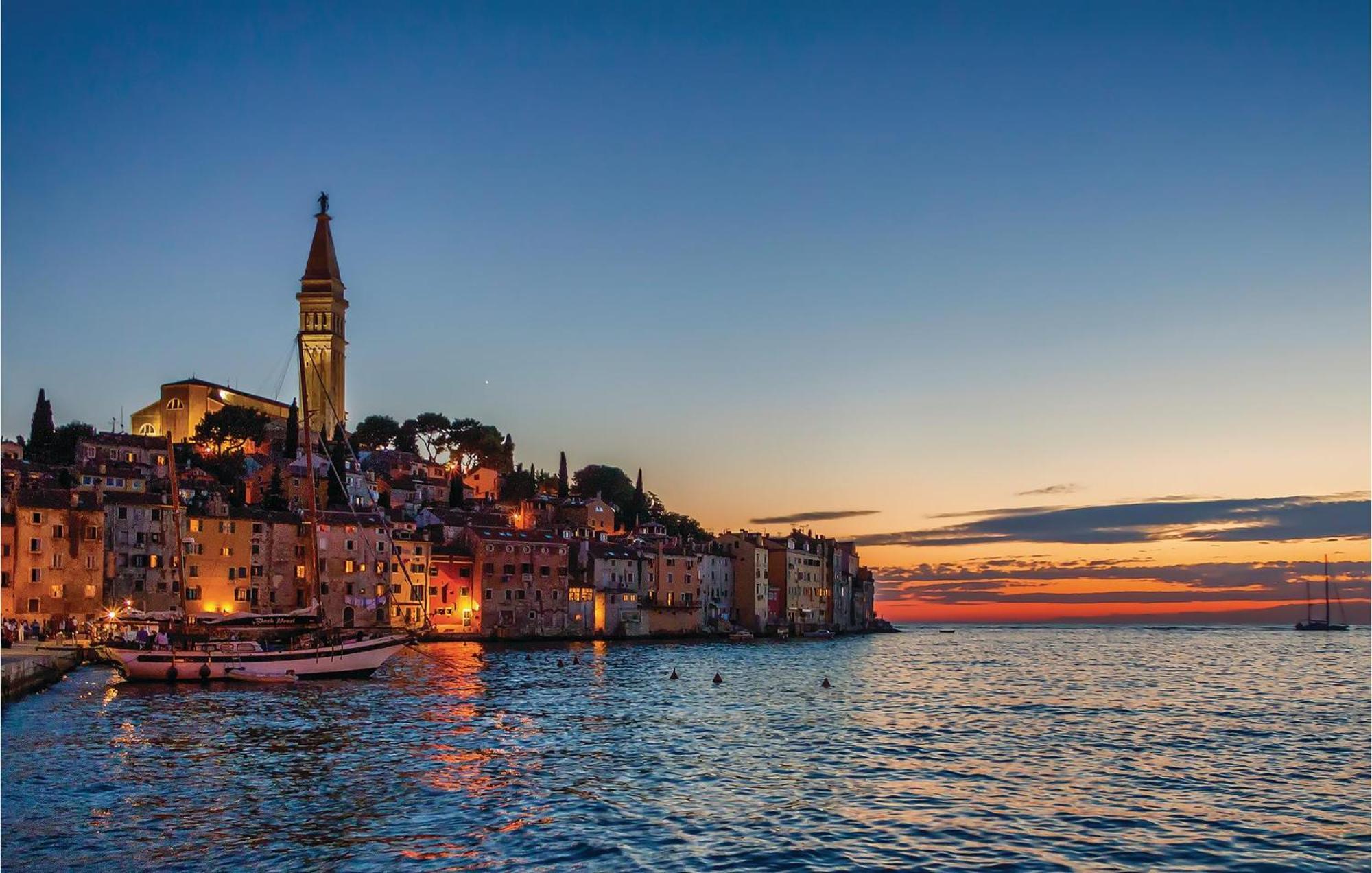 Lovely Apartment In Rovinj With Kitchen Eksteriør billede